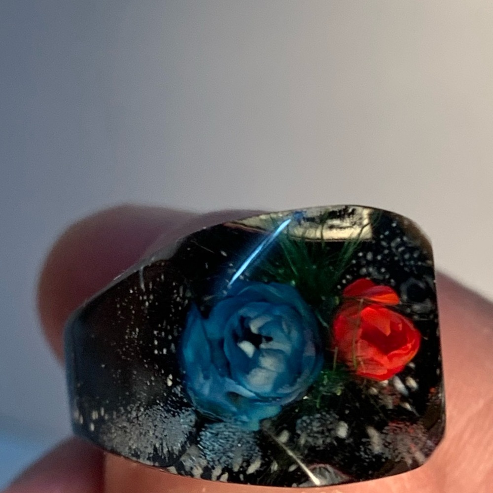 New vintage acrylic red blue roses flower buds ring BLACK